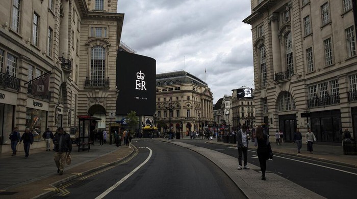 Sepi Sunyi Inggris Kala Ratu Elizabeth II Berpulang Empty Piccadilly street after Queen Elizabeth funeral, Monday, Sept. 19, 2022 in London. (AP Photo/Lewis Joly)