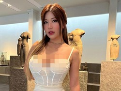 8 Foto Model Asia yang Bikin Gurunya Shock, Pose Seksi di Majalah Dewasa