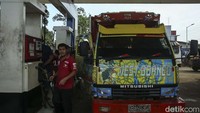 Ketersediaan BBM Solar di kawasan ini perlu perhatian, sebab para sopir harus rela mengantre berjam-jam untuk mendapatkan bahan bakar.