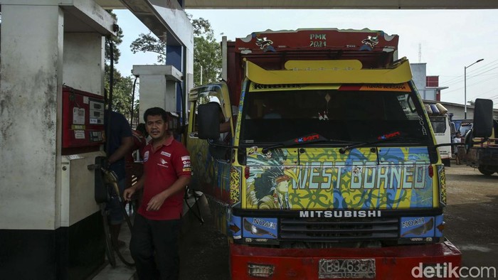 Solar Langka di Bengkayang, Truk Antre Berjam-jam Kelangkaan solar terjadi di Kabupaten Bengkayang, Kalbar. Akibatnya truk pengangkut kelapa sawit harus antre berjam-jam.