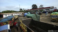 Antrean panjang ini terjadi setiap pagi, para sopir bahkan harus datang ke SPBU sejak malam hari.