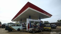 Petugas SPBU mengatakan dalam satu bulan hanya memiliki stok sebanyak 18 tengki saja, sementara setiap harinya SPBU ini harus melayani 3 Kecamatan.