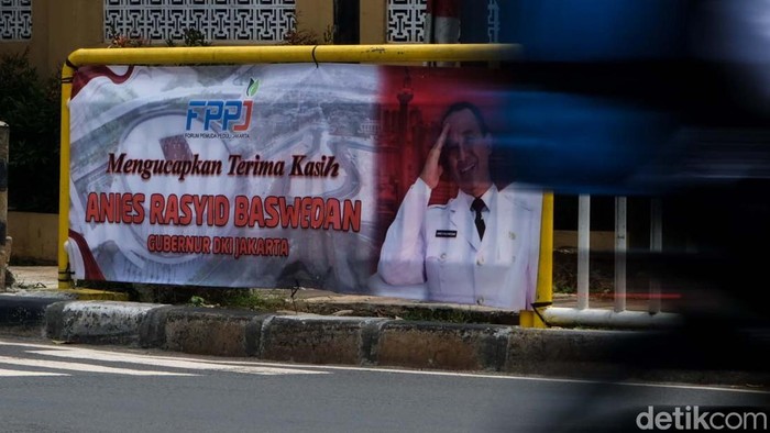 Spanduk Ucapan Terima Kasih Anies Baswedan Mejeng di Kalibata Masa jabatan Gubernur DKI Jakarta Anies Baswedan akan berakhir Oktober tahun ini. Spanduk ucapan terima kasih untuk Anies pun terpampang.