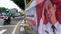 Spanduk itu tertulis Forum Pemuda Peduli Jakarta sebagai si pembawa pesan. Terdapat foto Anies serta latar belakang Jakarta International Stadium (JIS) dan sirkuit Formula E Jakarta di spanduk. 