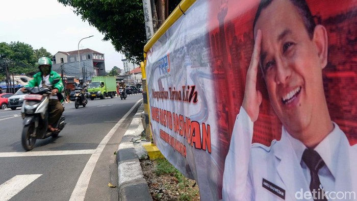 Spanduk Ucapan Terima Kasih Anies Baswedan Mejeng di Kalibata Masa jabatan Gubernur DKI Jakarta Anies Baswedan akan berakhir Oktober tahun ini. Spanduk ucapan terima kasih untuk Anies pun terpampang.