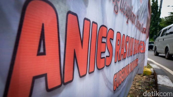 Spanduk Ucapan Terima Kasih Anies Baswedan Mejeng di Kalibata Masa jabatan Gubernur DKI Jakarta Anies Baswedan akan berakhir Oktober tahun ini. Spanduk ucapan terima kasih untuk Anies pun terpampang.