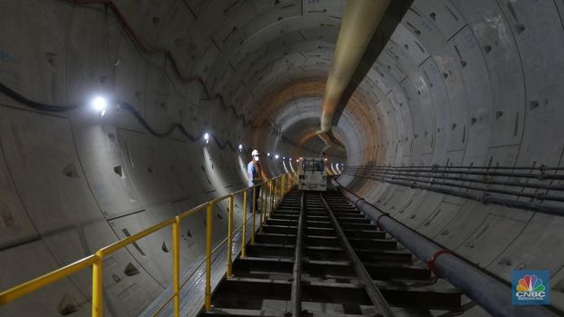 Suasana proyek pembangunan Moda Raya Terpadu (MRT) fase 2A di stasiun Monas Jakarta, Selasa (20/9/2022). (CNBC Indonesia/Andrean Kristianto)