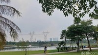 Kafe ini berada dalam kawasan perumahan Vanya Park, Tangerang Selatan.