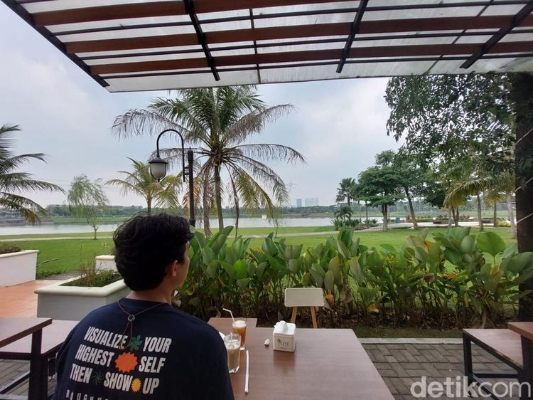 Foto: Kafe Pinggir Danau di Tangsel, Cocok untuk Kencan Tipis-tipis