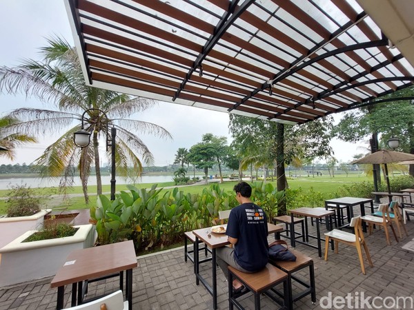 Kafe ini tidaklah besar dan terdiri dari dua lantai. Kamu bisa memilih ingin bangku indoor atau outdoor.