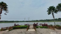 Di sana terdapat spot-spot yang bisa kamu jepret untuk menikmati danau. Di salah satu pinggir danau terdapat deck kayu yang mempermudah kamu untuk mengambil foto.