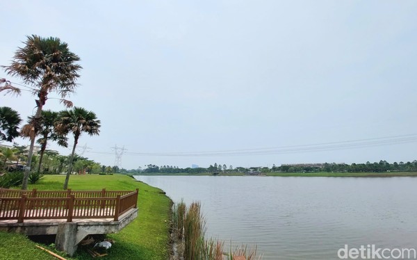 Menjelang pesanan datang, bisa nih traveler foto-foto dulu di taman dengan view danau ini.
