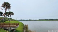 Menjelang pesanan datang, bisa nih traveler foto-foto dulu di taman dengan view danau ini.