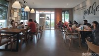 Kamu yang tidak ingin kepanasan atau ingin ngadem, bisa nih milih bangku indoor.