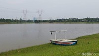Traveler yang ingin kencan sepertinya menyenangkan di sini ya. Bisa nih bergandengan tangan menyusuri danau. Uhuy!