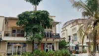 Memang, jika diperhatikan dari luar kafe ini biasa saja karena berada di deretan ruko-ruko perumahan. Namun tatkala kamu masuk dan menuju belakang kafe, akan dibuat senang dengan hijaunya rerumputan dan danau.