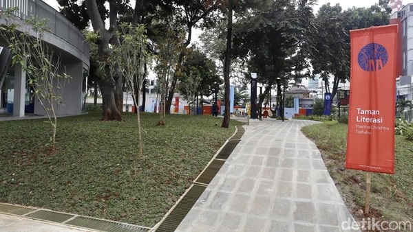 Tak hanya koleksi buku fisik, Taman Literasi Martha Christina Tiahahu juga bekerja sama dengan Perpustakaan Jakarta. Di beberapa spot taman terdapat banner besar berisikan kode QR yang akan mengarahkan pengunjung ke laman koleksi e-book Perpustakaan Jakarta. Tak hanya koleksi buku fisik, Taman Literasi Martha Christina Tiahahu juga bekerja sama dengan Perpustakaan Jakarta. Di beberapa spot taman terdapat banner besar berisikan kode QR yang akan mengarahkan pengunjung ke laman koleksi e-book Perpustakaan Jakarta.Â