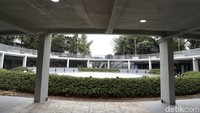 Meski ruangan dan area perpustakaannya tidak begitu luas, ruangan ini dibuat dengan sangat nyaman. Dilengkapi pendingin ruangan, stop kontak, hingga Wi-Fi. Koleksi yang disediakan perpustakaan pun terbilang lengkap. Mulai dari buku untuk anak-anak, novel untuk remaja hingga dewasa, serta buku-buku ilmu pengetahuan untuk beragam usia. 