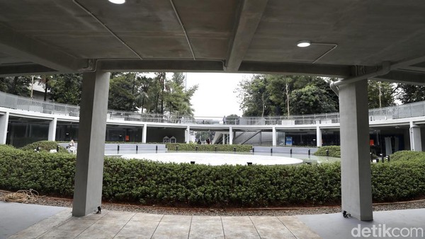Meski ruangan dan area perpustakaannya tidak begitu luas, ruangan ini dibuat dengan sangat nyaman. Dilengkapi pendingin ruangan, stop kontak, hingga Wi-Fi. Koleksi yang disediakan perpustakaan pun terbilang lengkap. Mulai dari buku untuk anak-anak, novel untuk remaja hingga dewasa, serta buku-buku ilmu pengetahuan untuk beragam usia. Meski ruangan dan area perpustakaannya tidak begitu luas, ruangan ini dibuat dengan sangat nyaman. Dilengkapi pendingin ruangan, stop kontak, hingga Wi-Fi. Koleksi yang disediakan perpustakaan pun terbilang lengkap. Mulai dari buku untuk anak-anak, novel untuk remaja hingga dewasa, serta buku-buku ilmu pengetahuan untuk beragam usia.Â