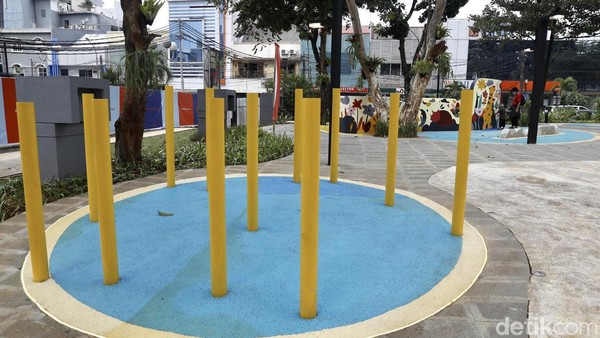 Salah satu fasilitas yang sudah rampung yaitu Ruang Komunitas. Ruangan ini menghadirkan area kerja serta spot semacam lounge dengan sofa yang nyaman. Tak hanya itu, di ruangan ini juga terdapat Perpustakaan Taman Literasi atau taman bacaan.  Salah satu fasilitas yang sudah rampung yaitu Ruang Komunitas. Ruangan ini menghadirkan area kerja serta spot semacam lounge dengan sofa yang nyaman. Tak hanya itu, di ruangan ini juga terdapat Perpustakaan Taman Literasi atau taman bacaan. Â
