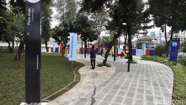 Selain untuk memperbaiki ruang hijau yang ada, revitalisasi ini juga dilakukan dengan tujuan untuk menjadikan taman ini sebagai sarana literasi nasional. Dalam pengembangannya, pengelola Taman Martha Christina Tiahahu menggandeng beberapa komunitas serta perusahaan yang bergerak di bidang literasi.  Selain untuk memperbaiki ruang hijau yang ada, revitalisasi ini juga dilakukan dengan tujuan untuk menjadikan taman ini sebagai sarana literasi nasional. Dalam pengembangannya, pengelola Taman Martha Christina Tiahahu menggandeng beberapa komunitas serta perusahaan yang bergerak di bidang literasi. Â