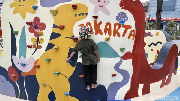Taman dengan luas sekitar 9.170 meter persegi ini dikembangkan menjadi enam plaza, yaitu Plaza Utara, Plaza Kabaresi, Plaza Bunga, Plaza Selatan, Plaza Anak, serta Plaza Timur. Taman dengan luas sekitar 9.170 meter persegi ini dikembangkan menjadi enam plaza, yaitu Plaza Utara, Plaza Kabaresi, Plaza Bunga, Plaza Selatan, Plaza Anak, serta Plaza Timur.Â