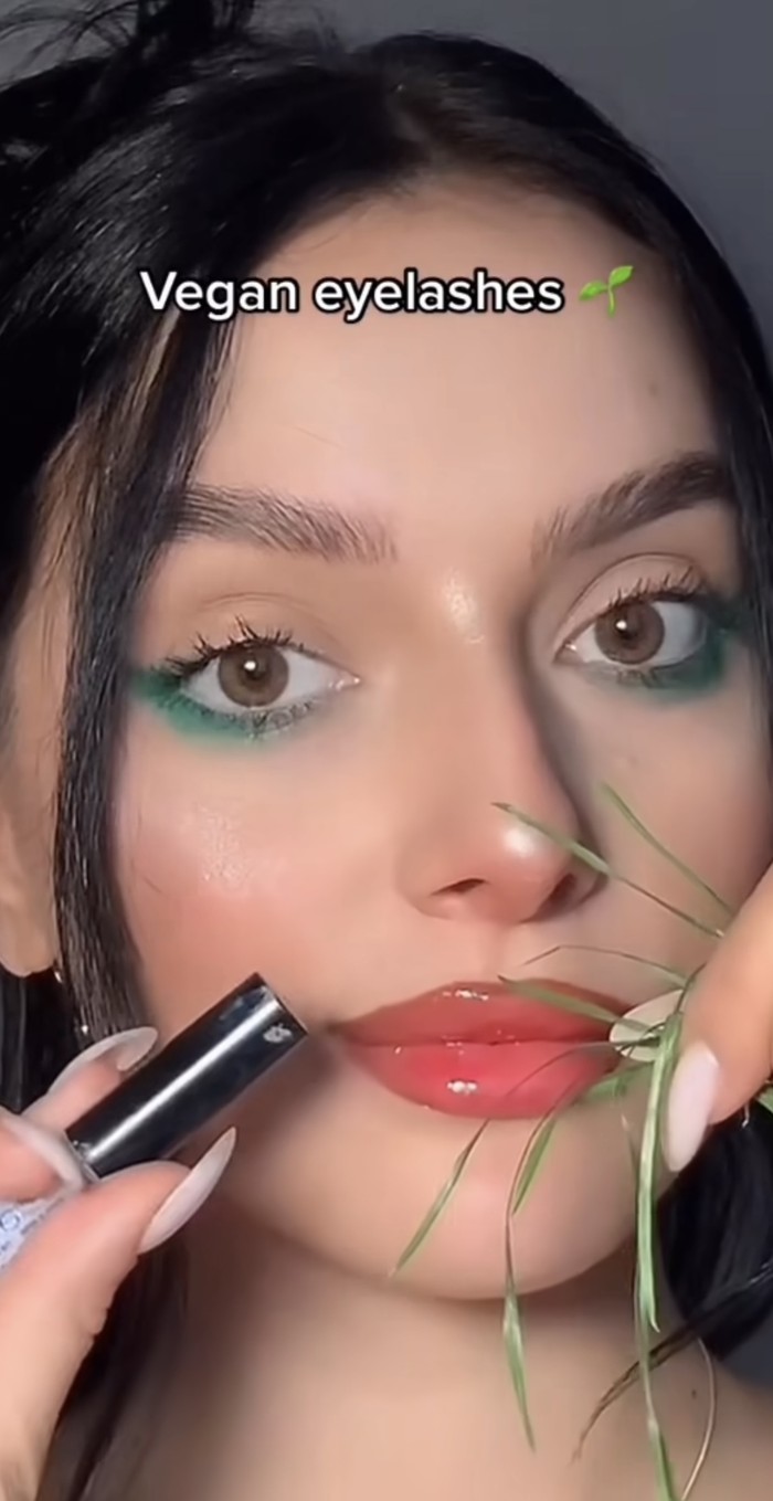 Tanam bulu mata viral pakai rumput asli.