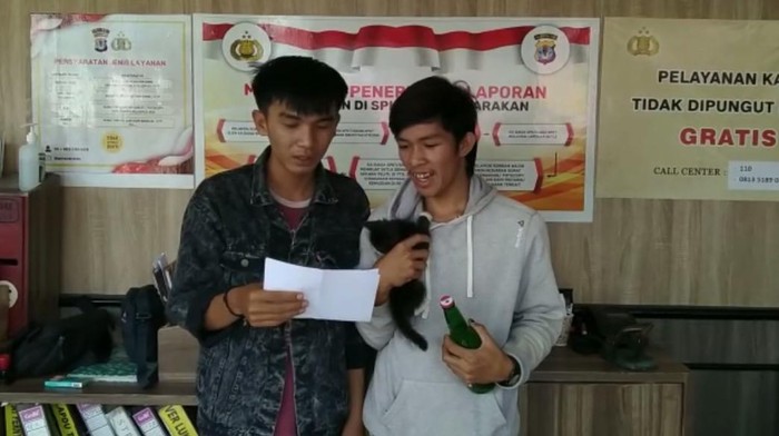 Dua mahasiswa asal Kota Tarakan, Kalimantan Utara (Kaltara), Hendi (19) dan Balang (19) harus berurusan dengan polisi usai memberikan minuman keras (miras) ke anak kucing.