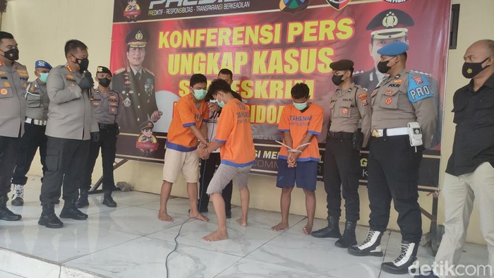 Tersangka penganiayaan pelajar Sidoarjo saat ujian silat memperagakan proses penganiayaan tersebut.