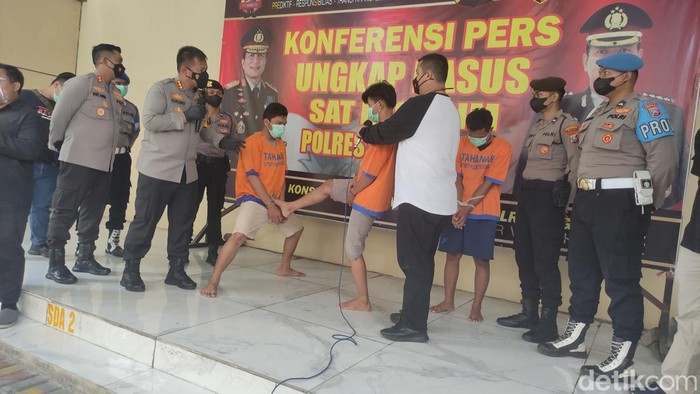 Tersangka penganiayaan pelajar Sidoarjo saat ujian silat memperagakan proses penganiayaan tersebut.