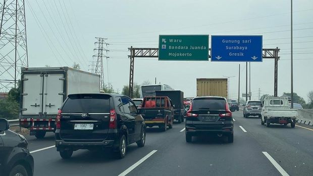 tol waru arah dupak macet dampak ban truk bocor