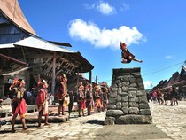 Mengenal Suku Nias: Asal-Usul, Tradisi, Pakaian Adat, dan Rumah Adat