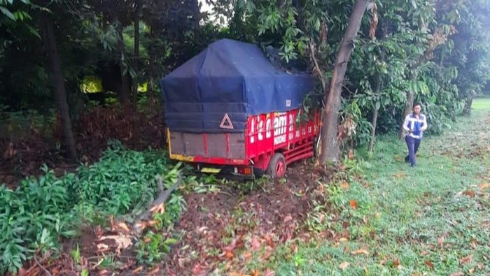 Truk terperosok di Tol Jagorawi