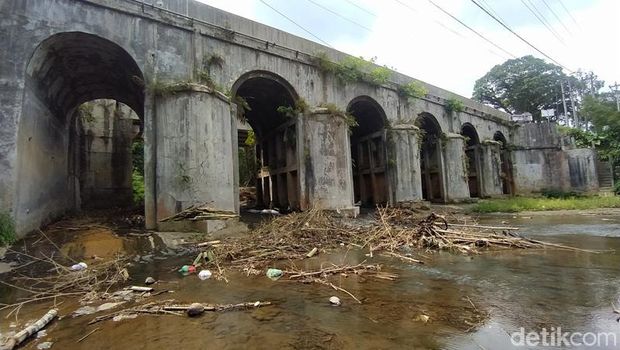 Pohon bambu menutupi pintu air di Jembatan Tangsi, Kabupaten Magelang.