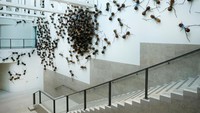 Pameran ini berfokus pada persepsi yang selalu berubah tentang makhluk merangkak dalam seni dan sains, seperti semut, kodok, ular dan laba-laba.  