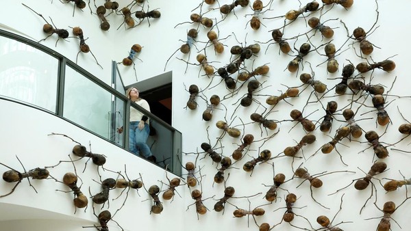 Karya dari seniman Rafael Gomezbarros dalam Pameran Casa Tomada saat ditampilkan di Rijksmuseum di Amsterdam, Belanda, Jumat, (16/9/2022). Karya dari seniman Rafael Gomezbarros dalam Pameran Casa Tomada saat ditampilkan di Rijksmuseum di Amsterdam, Belanda, Jumat, (16/9/2022).