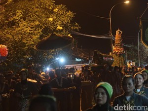 Warga Pleret Bantul Arak Lemper Raksasa dalam Acara Adat Rebo Wekasan
