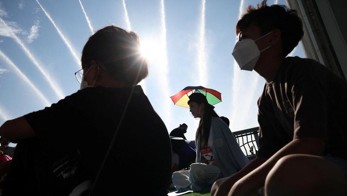 Warga Korea Selatan Adu Bengong di Tepi Sungai HanWarga Korea Selatan Adu Bengong di Tepi Sungai Han Participants take part in the 2022 Han River Space-Out competition on a bridge of Han river in Seoul, South Korea, September 18, 2022. REUTERS/Kim Hong-Ji TPX IMAGES OF THE DAY