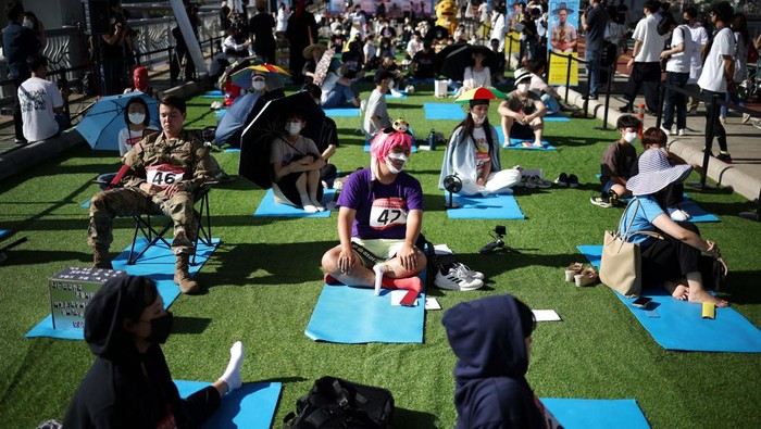 Participants take part in the 2022 Han River Space-Out competition on a bridge of Han river in Seoul, South Korea, September 18, 2022.   REUTERS/Kim Hong-Ji     TPX IMAGES OF THE DAY
