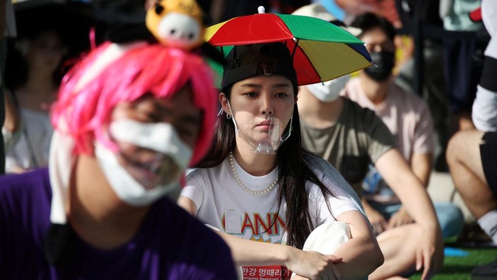 Participants take part in the 2022 Han River Space-Out competition on a bridge of Han river in Seoul, South Korea, September 18, 2022.   REUTERS/Kim Hong-Ji     TPX IMAGES OF THE DAY