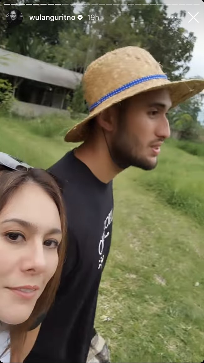Wulan dan Sabda pun selalu terlihat tampil kompak dan mesra bersama. Walaupun terpaut usia 15 tahun dimana Sabda lebih muda dari Wulan, namun keduanya tampak serasi bersama. Foto: Instagram/@wulanguritno
