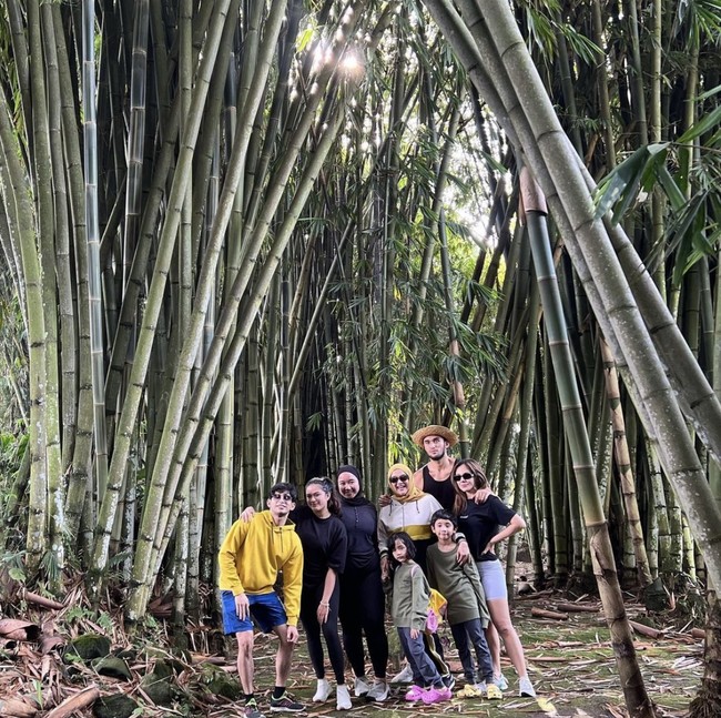 Tak hanya berdua, Wulan dan Sabda juga mengajak serta orang-orang terdekat mereka. Di sana mereka tampak menjalani beragam aktivitas sambil menikmati pemandangan hijau. Foto: Instagram/@shantywsh
