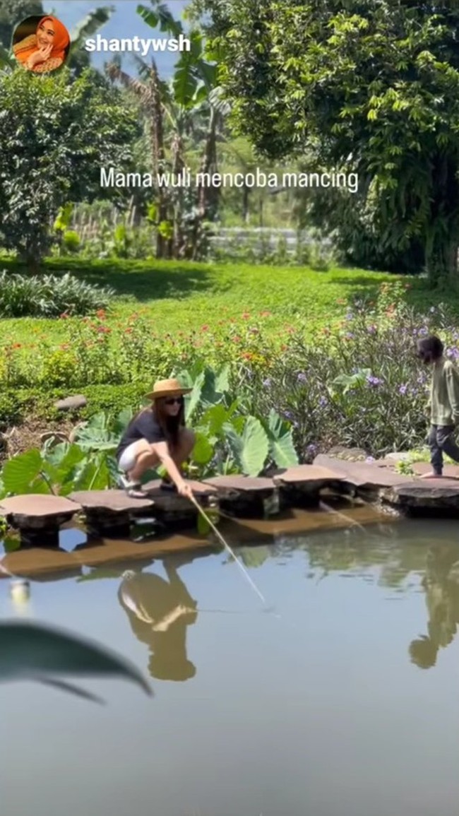Melalui unggahan yang dibagikan terlihat Wulan Guritno mencoba kegiatan memancing saat berlibur di desa. Wulan bahkan rela sampai jongkok dan berpanas-panasan. Foto: Instagram/@shantywsh