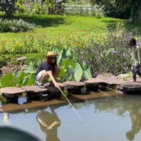 Melalui unggahan yang dibagikan terlihat Wulan Guritno mencoba kegiatan memancing saat berlibur di desa. Wulan bahkan rela sampai jongkok dan berpanas-panasan. Foto: Instagram/@shantywsh
