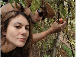 8 Kemesraan Wulan Guritno Liburan Bareng Pacar ke Desa, Main di Kandang Sapi