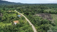 Jalan ini merupakan lintasan warga perbatasan Indonesia dengan Malaysia di Kalimantan Barat.