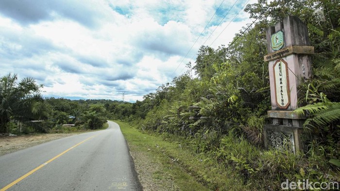 Wuzz! Mulusnya Jalan Penghubung RI-Malaysia di Jagoi Babang Jalan Dwikora di Jagoi Babang, Kalimantan Barat, merupakan lintasan warga perbatasan Indonesia dengan Malaysia. Jalan di sini mulus banget.