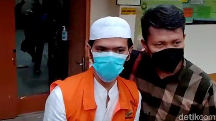 AKBP Dalizon saat keluar dari ruang sidang PN Tipikor Palembang.