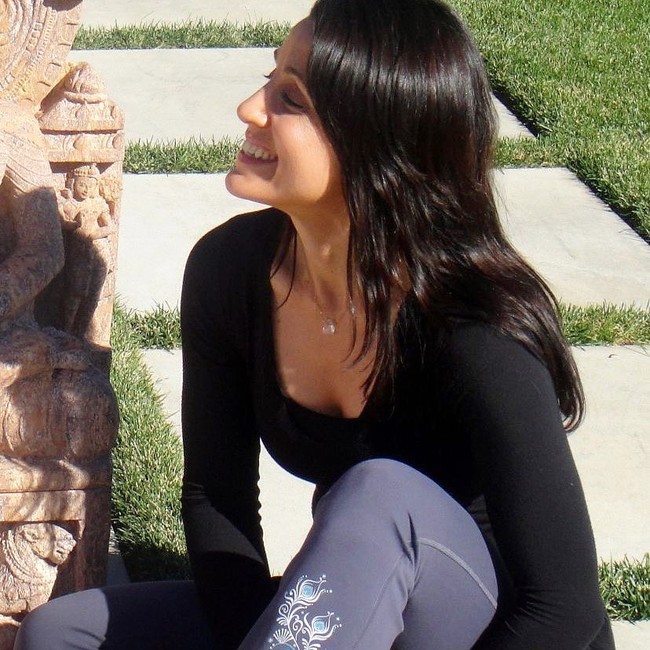 Alana Zabel menjadi guru yoga Adam Levine belasan tahun lalu tapi ia punya cerita yang tidak bisa dilupakan. Dalam unggahan Insta Story, Alana bercerita bahwa Adam pernah mengiriminya pesan Aku ingin menghabiskan hari denganmu telanjang. Adam juga disebut sering mengomentari fisik Alana kepada teman-temannya.Foto: Instagram @aziamyoga