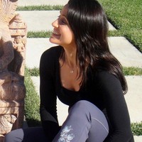 Alana Zabel menjadi guru yoga Adam Levine belasan tahun lalu tapi ia punya cerita yang tidak bisa dilupakan. Dalam unggahan Insta Story, Alana bercerita bahwa Adam pernah mengiriminya pesan Aku ingin menghabiskan hari denganmu telanjang. Adam juga disebut sering mengomentari fisik Alana kepada teman-temannya.Foto: Instagram @aziamyoga